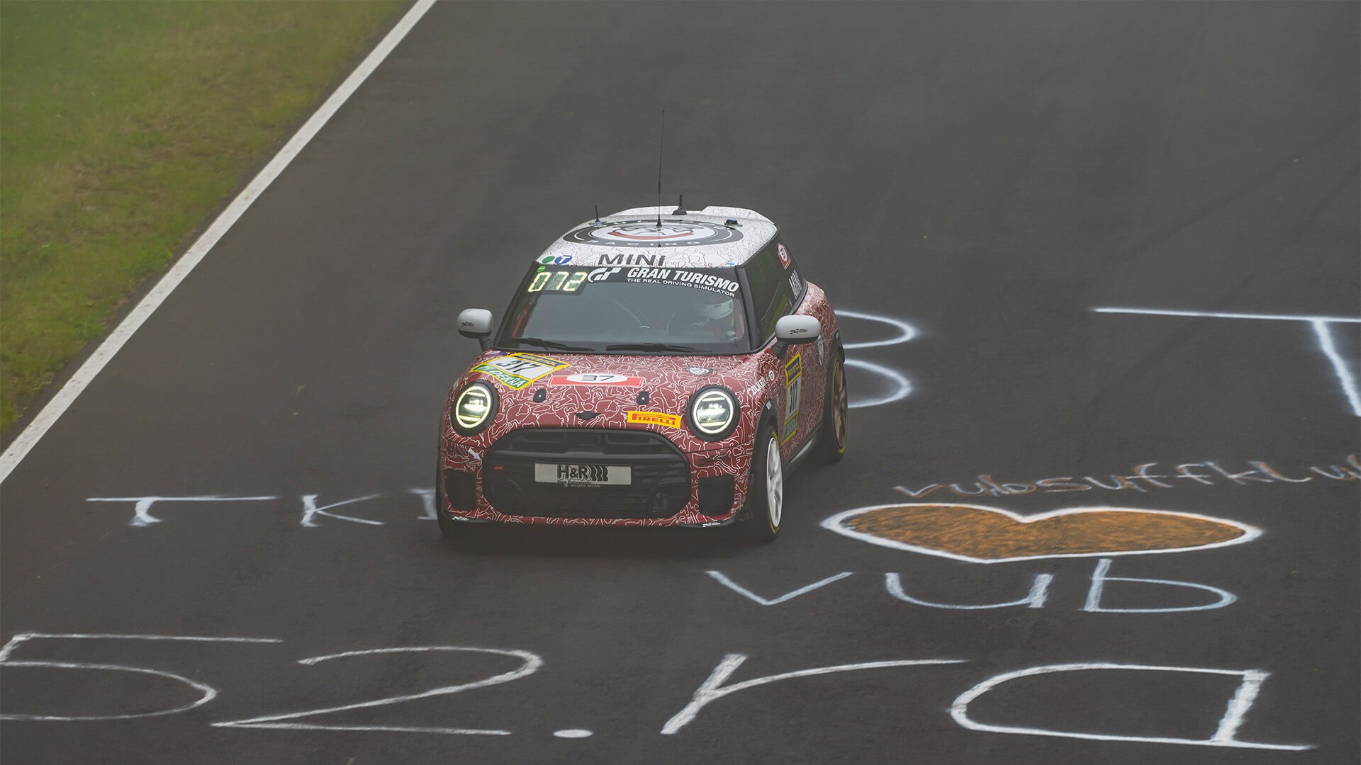 MINI John Cooper Works ve Bulldog Racing Team, 2024 Nürburgring 24 Saat Yarışı'nda Zaferi Kutluyor | MINI Türkiye